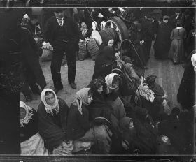 Image représentant Emigrants, probablement originaires d'Europe orientale, installés sur l'entrepont, dans l'attente de l'arrivée à New-York