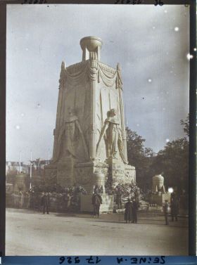 Image représentant Le cénotaphe élevé en mémoire des morts pour la patrie place de l'Etoile pour les fêtes de la Victoire des 13 et 14 juillet