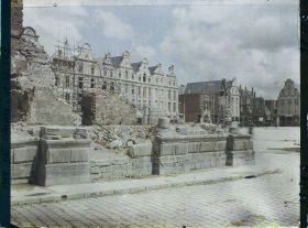Image représentant France, Arras, Ruines de l'Hôtel de Ville et reconstruction sur la petite Place
