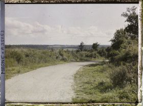 Image représentant France, Vienne le Château , Aspect de la route se dirigeant vers Vienne, vue prise du Plateau