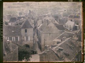Image représentant France, Gourdon (Lot), La rue de l'Hôtel de Ville vue de la promenade du Château