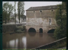 Image représentant Vieux moulin, au fond la Cathédrale