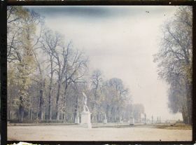 Image représentant L'allée des Statues dans le petit parc