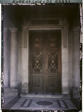 Image représentant La porte principale de la chapelle du château