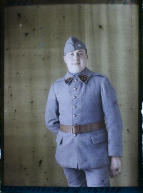 Image représentant https://musee-albert-kahn.s-museum.fr/home/NWQ2OTAwYzNmYjZlZTk1ZWQwODJmMjY4L2dlbmVyaWMtbm90aWNlLXRhYi9hdXRob3JpdHkvNjE3YTc5ZjVjZjhiODk2OGIzMzM3ZDIx/5d6900c3fb6ee95ed082f268/generic-notice-tab/authority/617a79ebcf8b8968b3336be4 Le soldat César Dubourdonnée