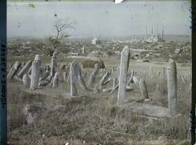 Image représentant Cimetière musulman (tombes et colonnes funéraires). Au fond, la ville avec la Selimiye Camii (mosquée du Sultan Selim)