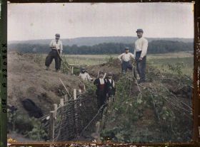 Image représentant Les R.A.T nettoyant les tranchées éboulées