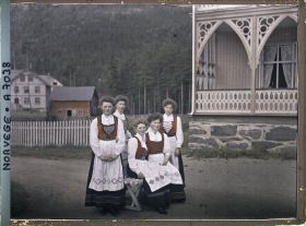 Image représentant Jeunes femmes appartenant au personnel de l'hôtel