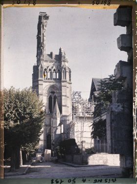 Image représentant France, Soissons, Tour Sud de la Cathédrale et reconstruction Evêché XIIIe