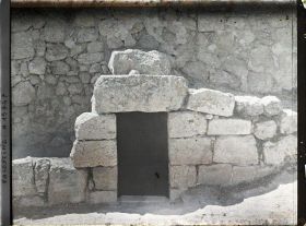 Image représentant Entrée du tombeau présumé de Lazare au village de Bethanie