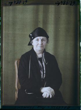 Image représentant https://musee-albert-kahn.s-museum.fr/home/NWQ2OTAwYzNmYjZlZTk1ZWQwODJmMjY4L2dlbmVyaWMtbm90aWNlLXRhYi9hdXRob3JpdHkvNjE3YTc5ZjVjZjhiODk2OGIzMzM3ZDIx/5d6900c3fb6ee95ed082f268/generic-notice-tab/authority/617a79ebcf8b8968b3336d76 Madame Froment