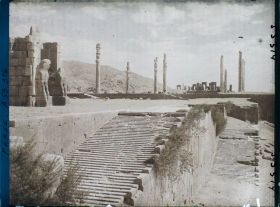 Image représentant Le haut du double escalier monumental donnant accès à la terrasse