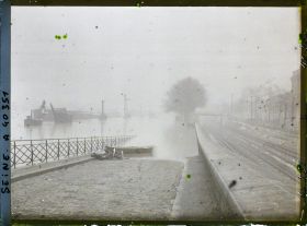 Image représentant La Seine en crue depuis le pont de Grenelle, quai de Grenelle