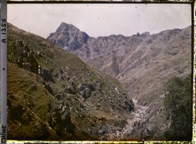 Image représentant Aolaifeng (" pic S'avançant avec Orgueil "), appelé aussi Furongfeng (" pic de l'Hibiscus ")