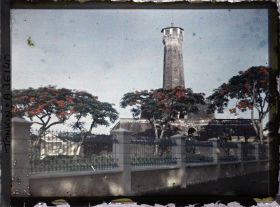 Image représentant Les flamboyants et la tour Cot Co (" Tour du drapeau ")