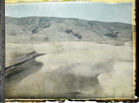 Image représentant Les dunes avec au fond, le Djebel Mekter