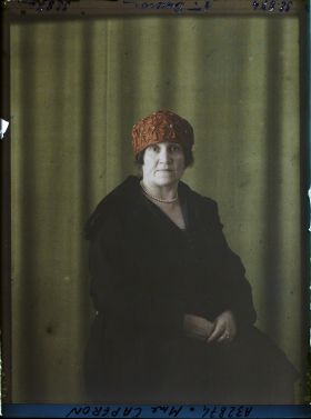 Image représentant https://musee-albert-kahn.s-museum.fr/home/NWQ2OTAwYzNmYjZlZTk1ZWQwODJmMjY4L2dlbmVyaWMtbm90aWNlLXRhYi9hdXRob3JpdHkvNjE3YTc5ZjVjZjhiODk2OGIzMzM3ZDIx/5d6900c3fb6ee95ed082f268/generic-notice-tab/authority/617a79ebcf8b8968b3336a23 Madame Caperon