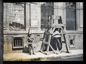 Image représentant France, Arras, La Cloche pour l'alarme et un poilu devant la Séminaire rue Baudimont