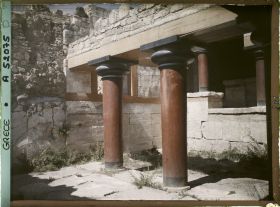 Image représentant Dans l'aile orientale du palais, au bas d'un escalier venant de la cour centrale, le Péristyle précédant le Megaron (appartement) du Roi, ("Salle des colonnes")