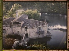 Image représentant Le moulin de Bourdeilles en forme de bateau