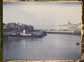 Image représentant L'entrée de l'avant port et l'église Notre-Dame-de-Bonsecours