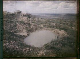 Image représentant France, Verdun, Fort du Douaumont Vue prise sur le fort aspect du sommet du fort