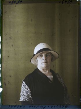 Image représentant https://musee-albert-kahn.s-museum.fr/home/NWQ2OTAwYzNmYjZlZTk1ZWQwODJmMjY4L2dlbmVyaWMtbm90aWNlLXRhYi9hdXRob3JpdHkvNjE3YTc5ZjVjZjhiODk2OGIzMzM3ZDIx/5d6900c3fb6ee95ed082f268/generic-notice-tab/authority/617a79ebcf8b8968b3337149 Madame Lazare, première épouse du banquier