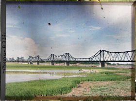Image représentant Le pont Doumer et les rizières bordant le Fleuve Rouge