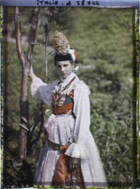 Image représentant Costume traditionnel de jeune fille