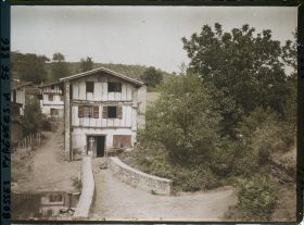 Image représentant France, Bas Cambo, Dans le Village : fermes avec petit pont