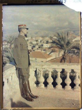 Image représentant Le général Gouraud, haut-commissaire de la République française en Syrie, sur la terrasse de sa résidence