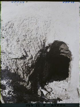 Image représentant France, Mont Cornillet, Entrée d'une galerie détruite par un obus incendiaire (Pente Sud)