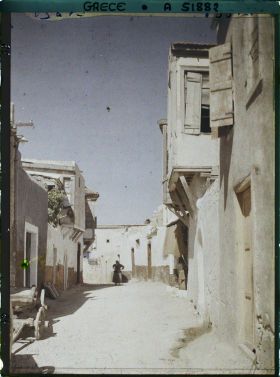 Image représentant Petite rue près des remparts avec une femme