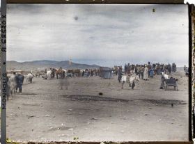 Image représentant Chevaux, soldats et spectateurs sur la grande place du marché