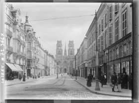 Image représentant La rue Jeanne d'Arc avec la façade de la cathédrale Sainte-Croix