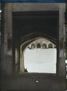 Image représentant Entrée de la mosquée fortifiée d'Ali et la cour (hommes et femmes sont séparés)