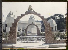 Image représentant L'Exposition des arts décoratifs, Jardin des Nymphéas sur l'esplanade devant le Pavillon de Sèvres