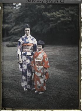 Image représentant Résidence de la famille Kitashirakawa (?) ou Asaka (?), les jeunes princesses Kikuko Asaka (à gauche) et Kiyoko Asaka (à droite)