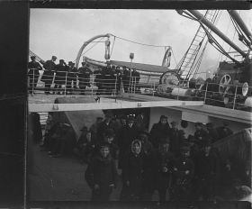 Image représentant Passagers de 3emes classes sur l'entrepont et passagers des 2emes classes sur la passerelle