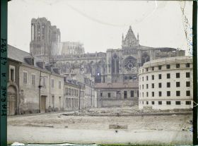 Image représentant France, Reims, Partie Orientale de la Cathédrale et Bibliothèque en Construction