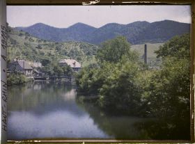 Image représentant France, Wiler, Les bords de la Thur vers l'aval, la cheminée d'une filature dans les arbres