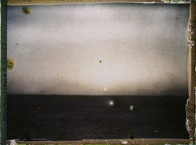 Image représentant Coucher de soleil dans le désert, dans la poussière