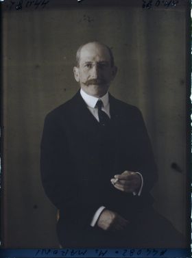 Image représentant https://musee-albert-kahn.s-museum.fr/home/NWQ2OTAwYzNmYjZlZTk1ZWQwODJmMjY4L2dlbmVyaWMtbm90aWNlLXRhYi9hdXRob3JpdHkvNjE3YTc5ZjVjZjhiODk2OGIzMzM3ZDIx/5d6900c3fb6ee95ed082f268/generic-notice-tab/authority/617a79ebcf8b8968b3337346 Monsieur Maroni