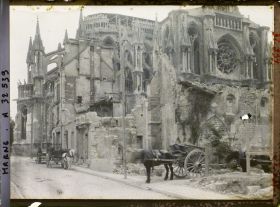 Image représentant France, Reims, La Place Royale, au travers des ruines