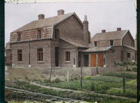 Image représentant France, Airon près de Lens, Corons des mines de Liévin - La rue Pascal Type d'une maison
