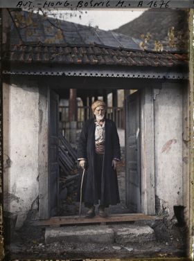 Image représentant Un homme dans l'encadrement de la porte d'une mosquée