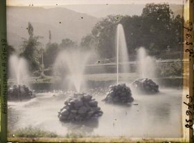 Image représentant Dans le Jardin public (Bâgh-e omumi), le bassin aux jets d'eau