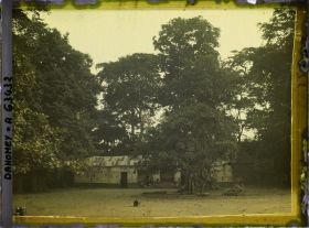 Image représentant Case du fétiche Homgbo (?) adossée à l'enclos sacré