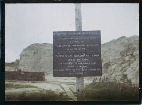 Image représentant France, Fort de Douaumont, Fort de Douaumont - Petite Coupole d'observation Un écriteau à l'entrée du fort