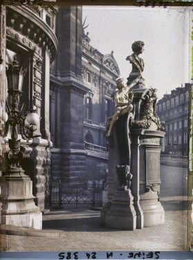 Image représentant Le monument à la mémoire de Charles Garnier, en contrebas de la rampe devant l'Opéra place Charles-Garnier